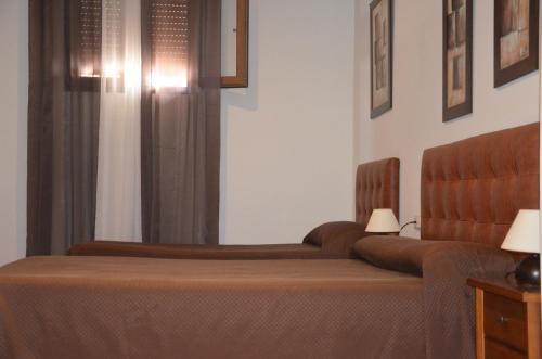 Ένα ή περισσότερα κρεβάτια σε δωμάτιο στο Hostal Mont Royal