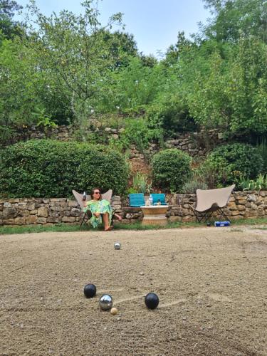 Jardín al aire libre en Clède lovée dans la forêt, sauna & bain nordique