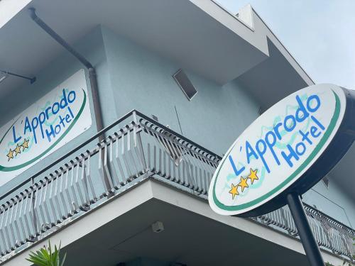 Un certificado, premio, letrero u otro documento en Hotel L'Approdo
