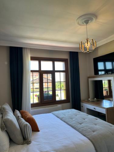 Ένα ή περισσότερα κρεβάτια σε δωμάτιο στο RizeKonak Luxury Villa Private Garden Ac Sea View