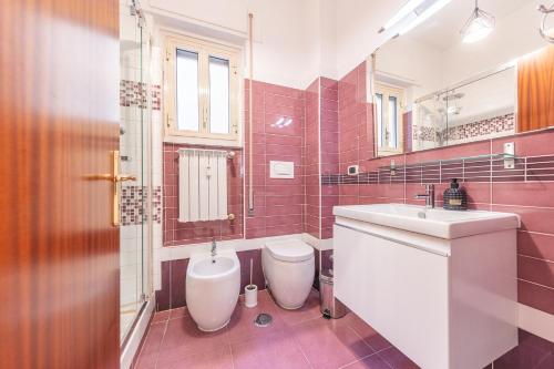 Bilik mandi di Lungotevere Apartment