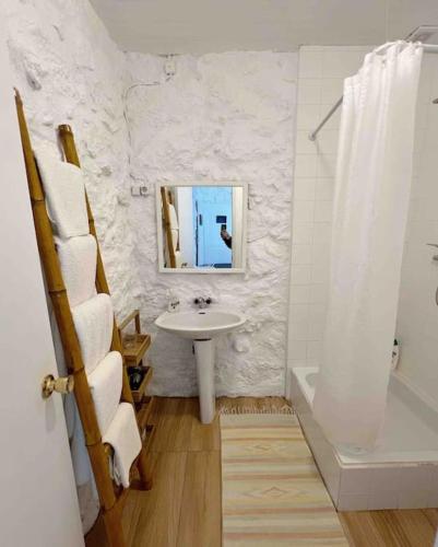 a bathroom with a sink and a mirror at Casa do Cacto - Studio Flat in Madalena