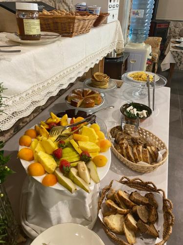 um buffet com muitos tipos diferentes de comida em uma mesa em Corte Boero Bed&Breakfast em Capoterra