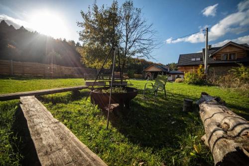 a view of a yard with a tree in a field at W Otulinie Czerwonej Góry in Chęciny
