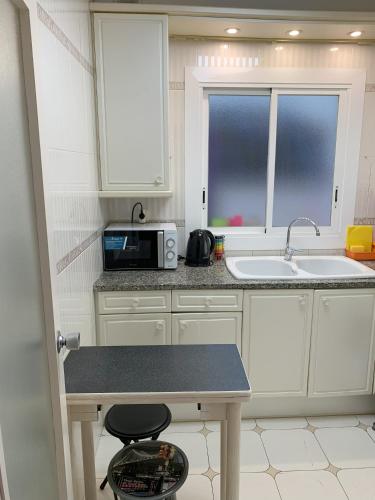 Dapur atau dapur kecil di Migjorn Apartment a place in the heart of Sitges