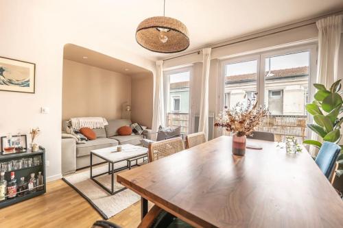 un salon avec une table et un canapé dans l'établissement Charming modern and bright apartment 4P, aux Lilas
