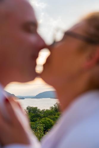 a close up of a man and a woman kissing at Akvarell Apartmanház in Zebegény