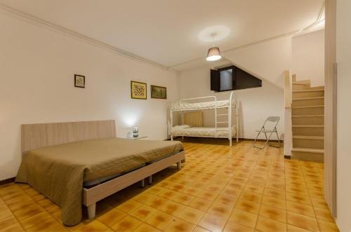 una camera con un letto e una scala di Casa I Gabbiani a Mattinata