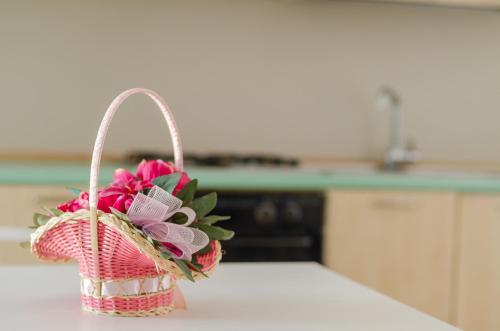 un cesto di fiori su un bancone in cucina di Casa I Gabbiani a Mattinata