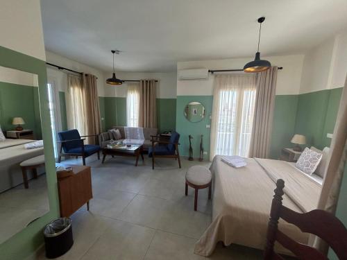 ein Schlafzimmer mit Bett und ein Wohnzimmer in der Unterkunft VICTORIA BOUTIQUE HOTEL in El Mîna