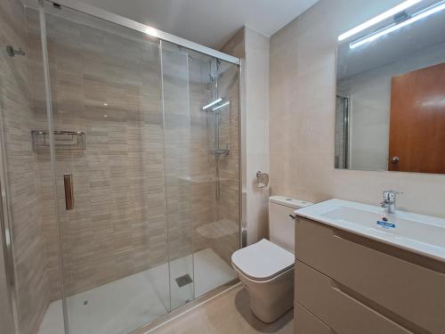 y baño con ducha, aseo y lavamanos. en Calafell Sant Antoni en Calafell