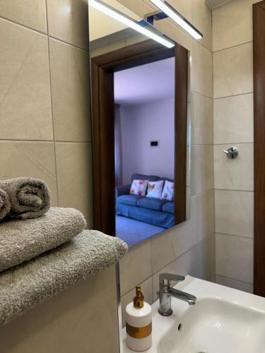 een badkamer met een wastafel en een spiegel bij Serenity Apartment in Paliouri in Paliouri