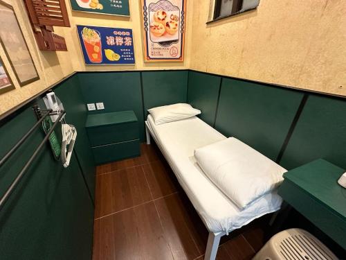 Habitación pequeña con cama pequeña. en USA Hostel HONG KONG, en Hong Kong