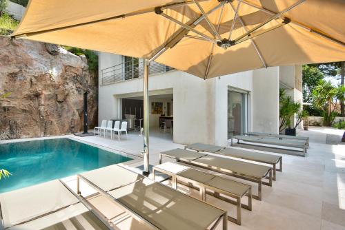 - un billard avec des tables, des chaises et un parasol dans l'établissement Villa Mont Boron, vue mer exceptionnelle, à Nice
