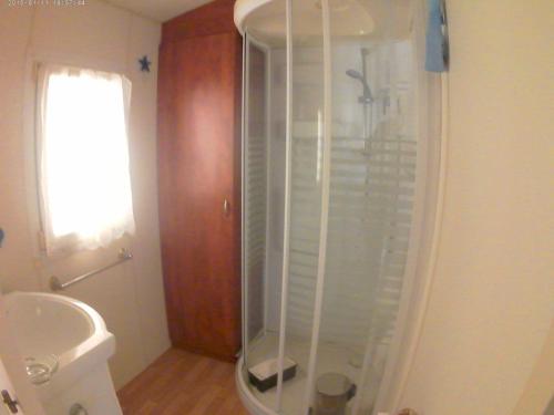 een badkamer met een toilet en een glazen douche bij locationestivale40 Bungalow petit budget océan forêt in Bias