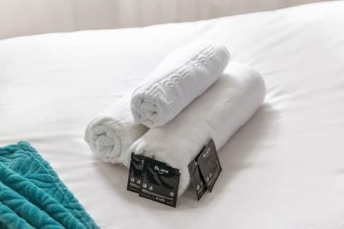 - 2 serviettes assises au-dessus d'un lit dans l'établissement Le City Spacieux - Proche Stade De France, à Villeneuve-la-Garenne