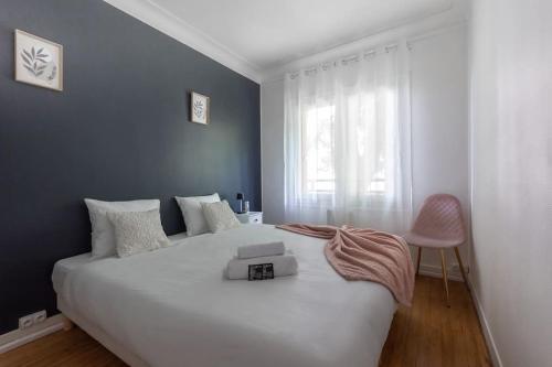 une chambre avec un lit blanc et une fenêtre dans l'établissement Le City Spacieux - Proche Stade De France, à Villeneuve-la-Garenne