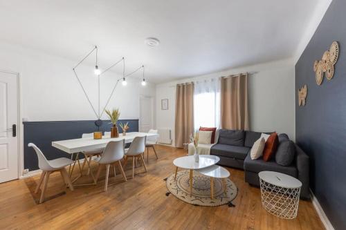 un salon avec un canapé et une table dans l'établissement Le City Spacieux - Proche Stade De France, à Villeneuve-la-Garenne