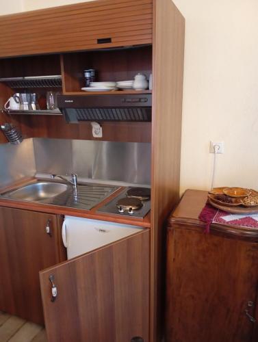 a small kitchen with a sink and a stove at Casa La Mundi in Kedhróna