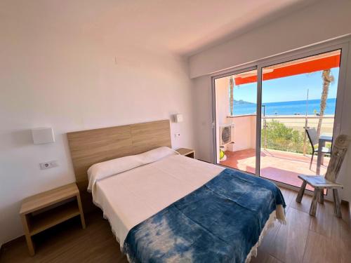 een slaapkamer met een bed en uitzicht op de oceaan bij EUROPA 13 in Roses