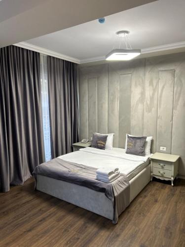une chambre avec un grand lit et une fenêtre dans l'établissement Parliament Hotel Baku, à Baku