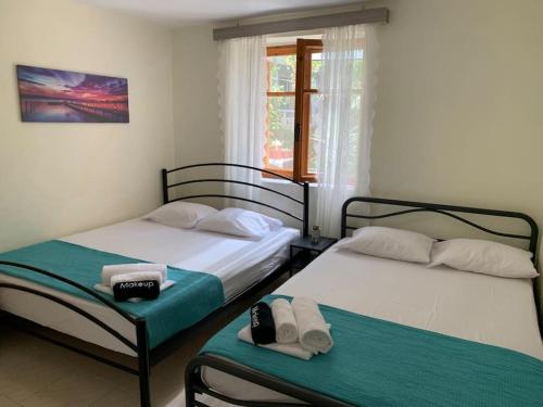 two beds sitting next to each other in a room at Yalos Studio in Stavros
