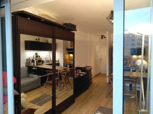 un salon avec une cuisine et une salle à manger dans l'établissement Studio neuf climatisé au cœur de Juan-les-Pins, à Antibes