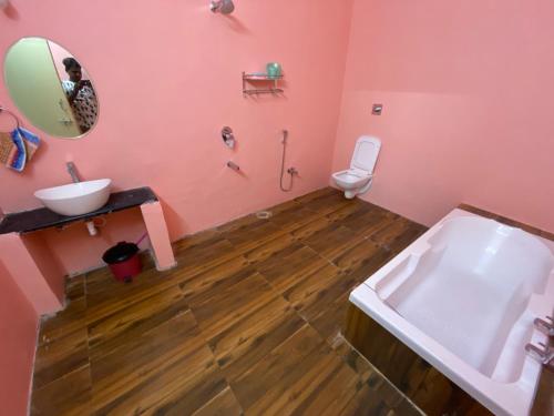 ein rosafarbenes Bad mit einem Waschbecken und einem WC in der Unterkunft Goud's Home stay in New Hampi