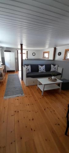 a living room with a blue couch and a table at Ferienhaus Schweden - Hus Else in Gällstad