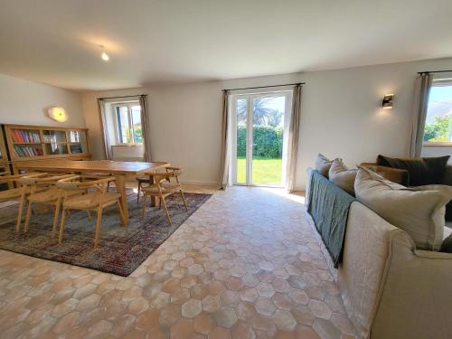 un salon avec un canapé et une table dans l'établissement Maison de charme vue mer, au Conquet