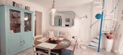 uma sala de jantar com uma mesa e um espelho em La casa Rosa em Ponza