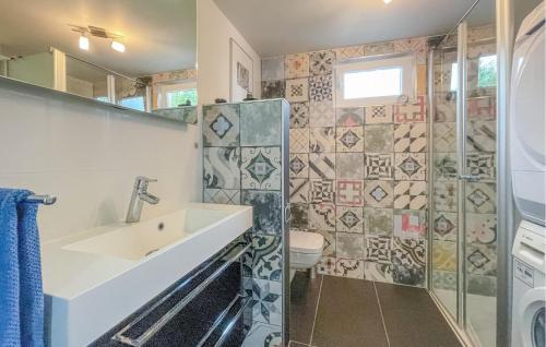 La salle de bains est pourvue d'un lavabo et d'une douche. dans l'établissement Amazing Ship In Winsum With Wifi, à Winsum