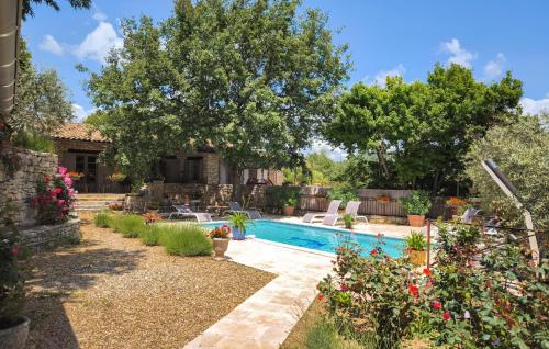 une cour arrière avec piscine et arbres dans l'établissement Amazing Home In St Martin De Castillon, à Saint-Martin-de-Castillon