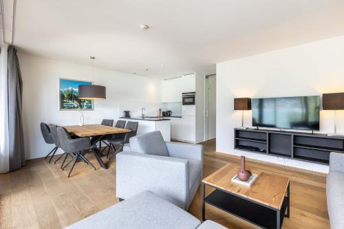 TV a/nebo společenská místnost v ubytování Bellevue Residences - Luxurious Lakeside Apartments