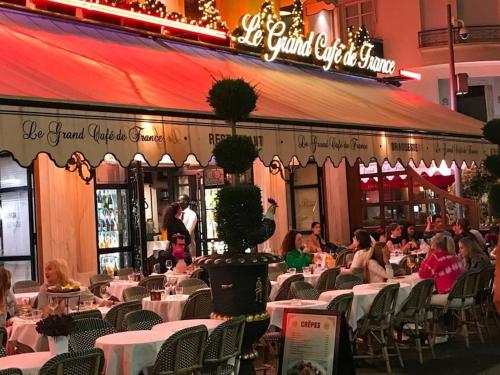 un groupe de personnes assises à des tables dans un restaurant dans l'établissement Nice Signature Zone Piétonne, à Nice