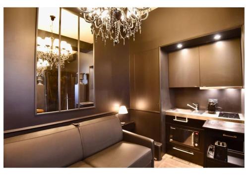 - un salon avec un canapé et un lustre dans l'établissement Nice Signature Zone Piétonne, à Nice