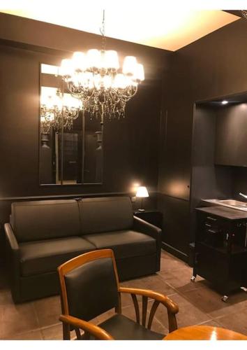 - un salon avec un canapé et un lustre dans l'établissement Nice Signature Zone Piétonne, à Nice