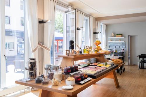 Una cocina con un buffet de comida en una mesa. en Select Hotel Friedrichshafen, en Friedrichshafen