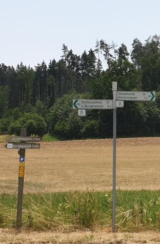 a street sign in the middle of a field at Gasthaus Weißes Ross in Burghaslach