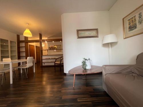ein Wohnzimmer mit einem Sofa und einem Tisch in der Unterkunft Appartamento Malpigihi 40 in Arezzo