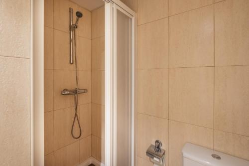 リンコン・デ・ラ・ビクトリアにあるApartamento Bellamarの浴室のシャワーヘッド付きシャワー