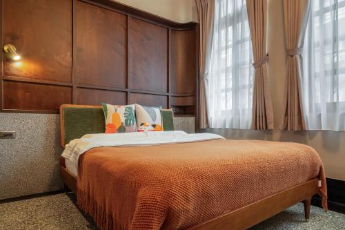 基隆市にある安樓文旅Enzo Houseのベッドルーム1室(大きな木製ヘッドボード付きのベッド1台付)
