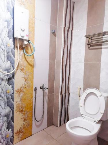 a bathroom with a toilet and a shower at DE GLORY HOTEL UsJ 21 in Subang Jaya