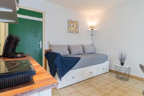 une chambre avec un lit et un bureau dans l'établissement Le Barclay - Studio proche de la plage, à La Teste-de-Buch