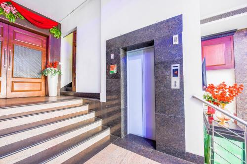 ルディヤーナーにあるFabHotel The Mirageの階段のある廊下