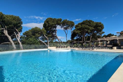 a blue swimming pool with trees in the background at Nouvelle location dans somptueux golf avec piscine, terrains de tennis - situation ++ pour découvrir la Provence in Saumane-de-Vaucluse