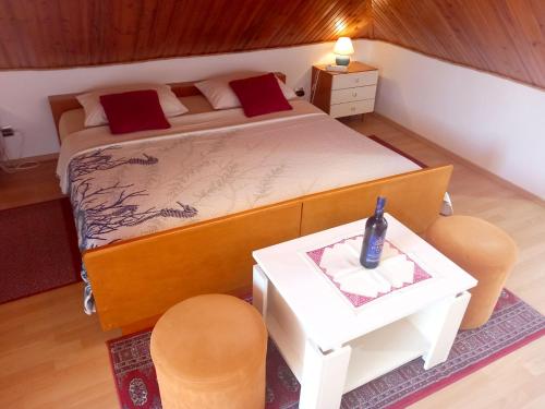 ドゥブロヴニクにあるOld town Jelena loft Roomのベッドルーム(ベッド1台、テーブル、椅子付)