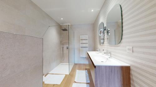 une salle de bain avec un lavabo et une douche dans l'établissement Villa avec clim et piscine chauffée Arès Cap Ferret, à Arès