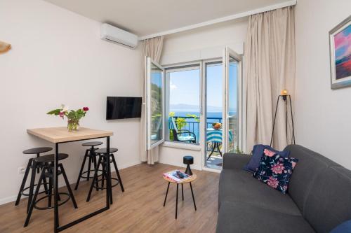 TV a/nebo společenská místnost v ubytování Caleta Seaview Suites II - Pool & Jacuzzi