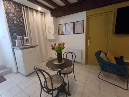 Ruang duduk di L'Etreinte, gîte de charme avec jacuzzi intérieur et sauna